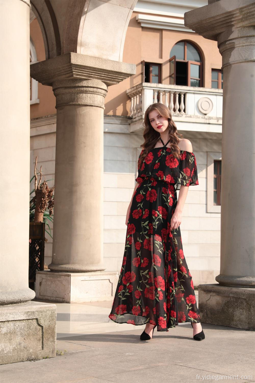 Robe longue fleurie rouge à épaules dénudées