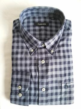 Pria kasual y/d flanel kancing ke bawah lengan baju