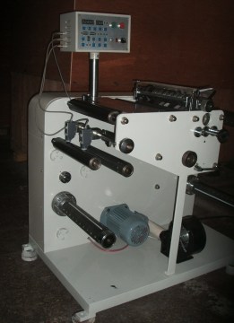 Slitting and rewinding machine