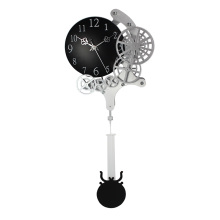 Reloj de pared de metal con péndulo