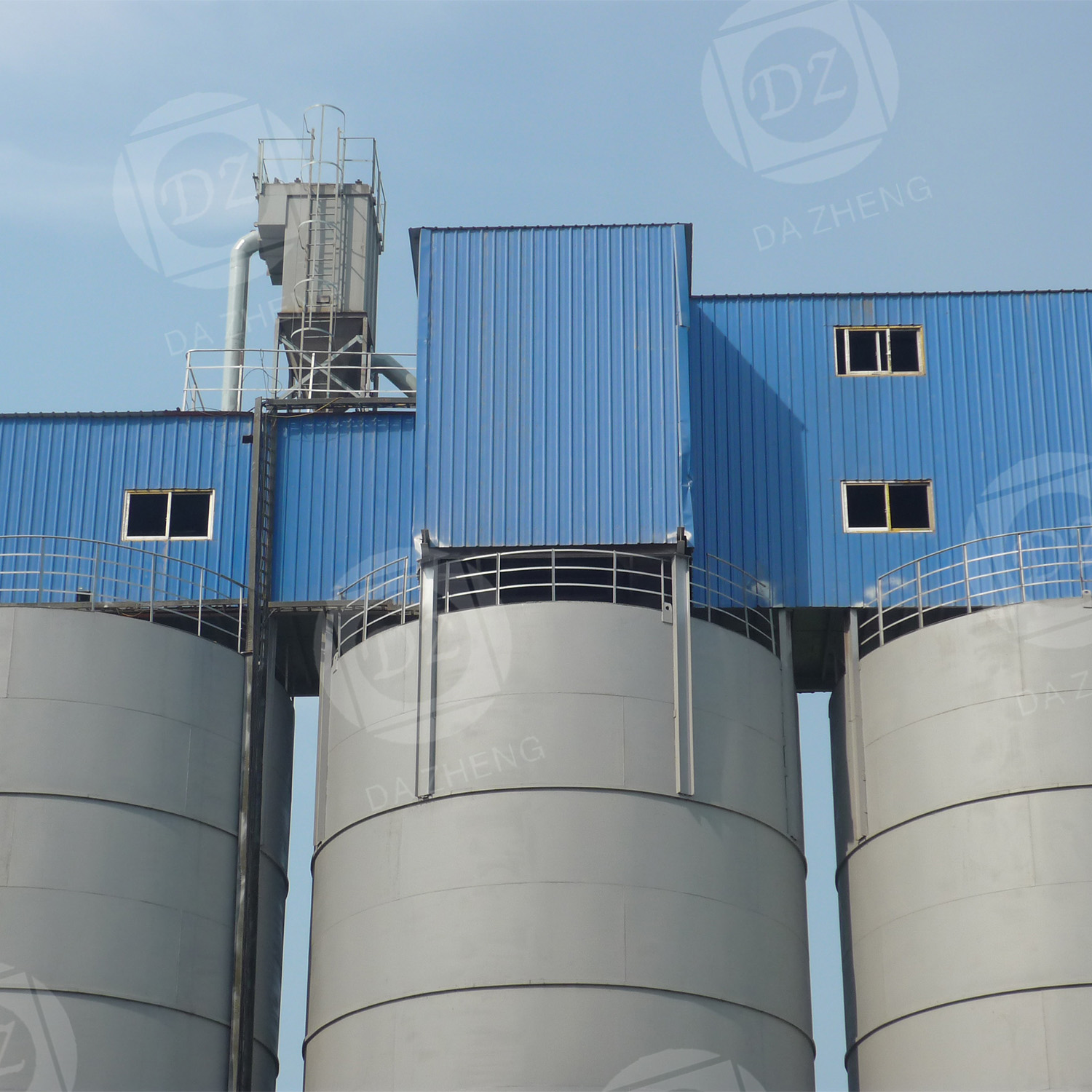Steel plate silo for energy storage materials