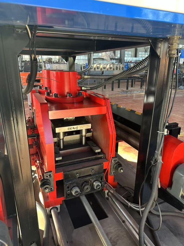 A flat bridge punching machine
