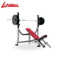 Ο Flat Bench χρησιμοποίησε εξοπλισμό χαμηλής τιμής εμπορικού γυμναστηρίου