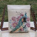 Bolso cruzado teñido en hilo hecho a mano estilo bohemio usado para mujeres