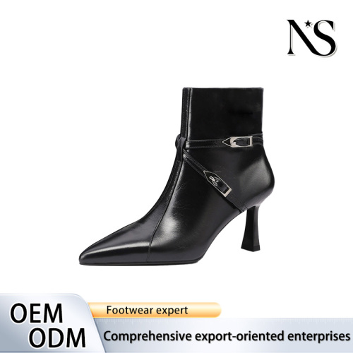 Botines negros con punta en punta