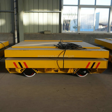 Elektrische Flachauto -Batterieantransferwagen auf der Schiene