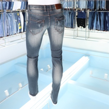 Die Jeans der Skinny -Männer individuell