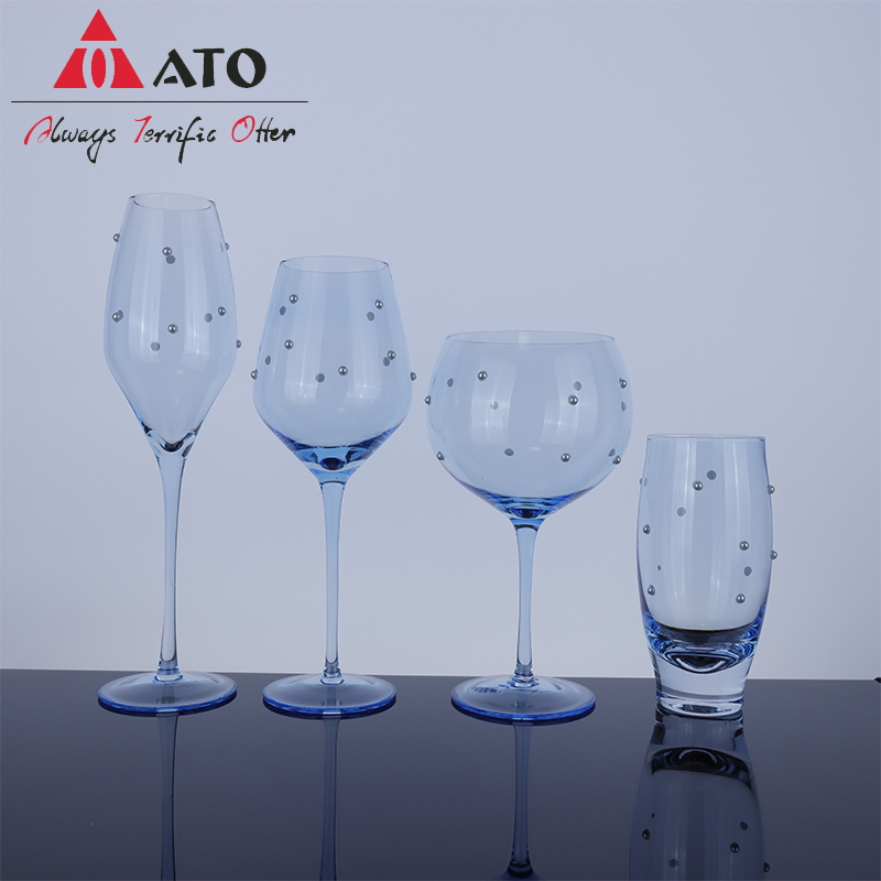 Set di stoviglie color in bicchiere di vino blu blu