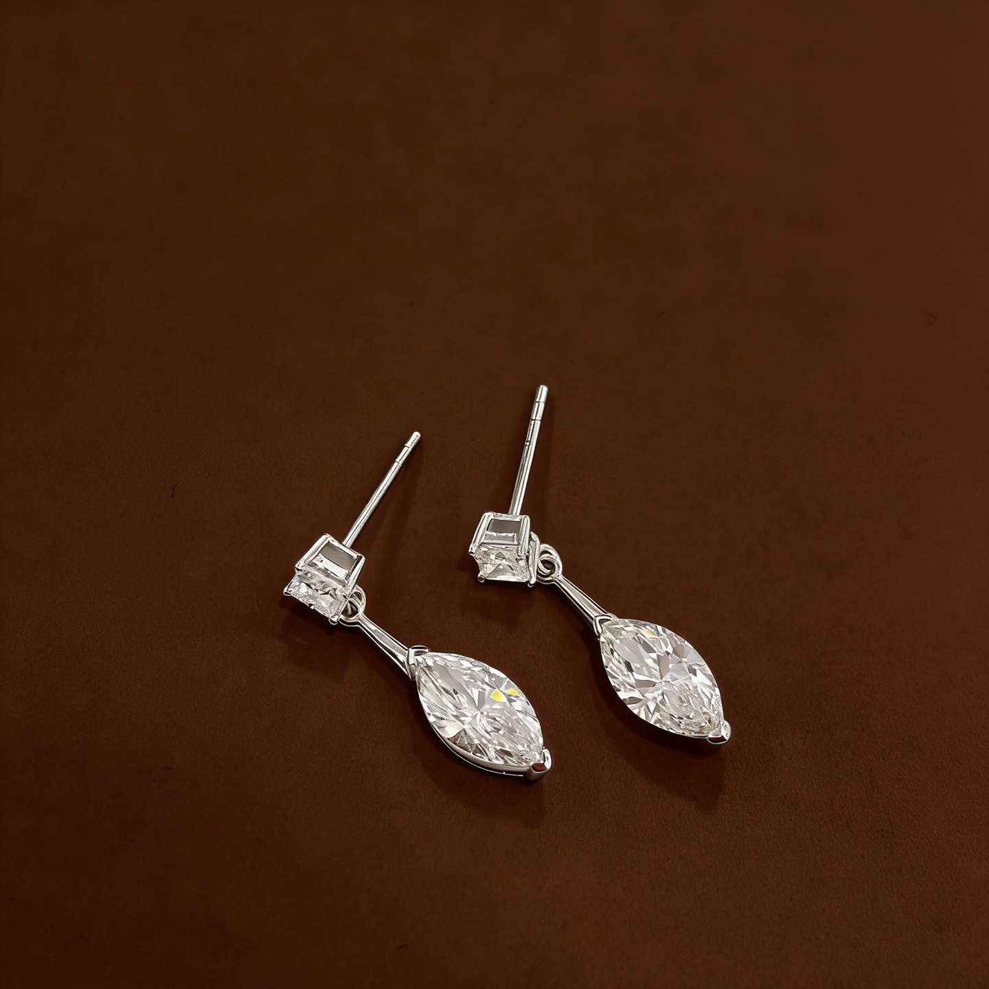 Người mẫu đeo Bông tai hình giọt kim cương bằng vàng nguyên khối 18K ở chợ Dubai