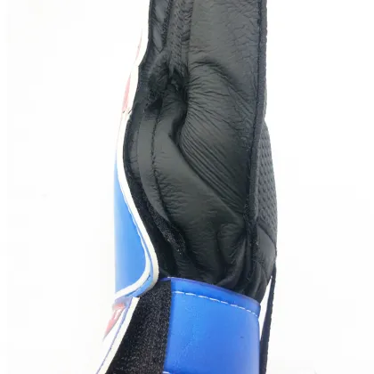 Goalkeeper gloves goalkeeper gloves soccer goalkeeper gloves soft PU slip does not hurt the hand strong protection