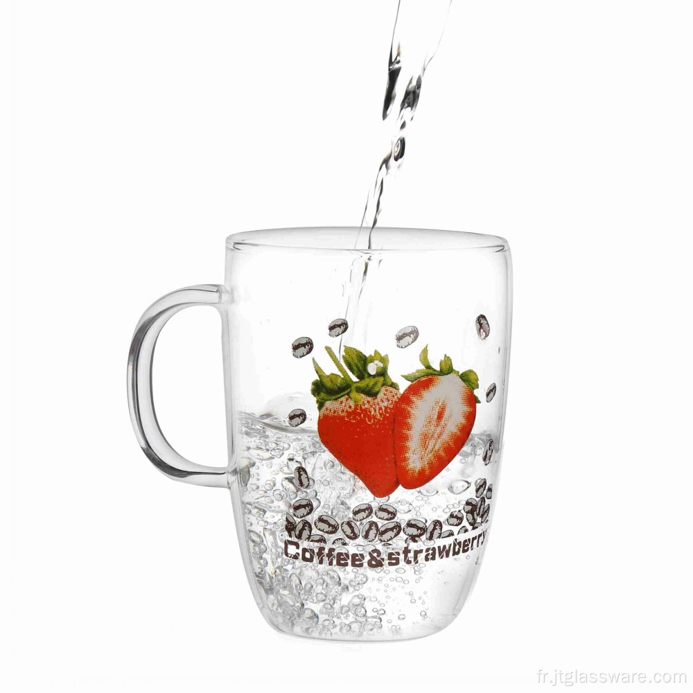 Tasse en verre d&#39;eau avec impression de fraises