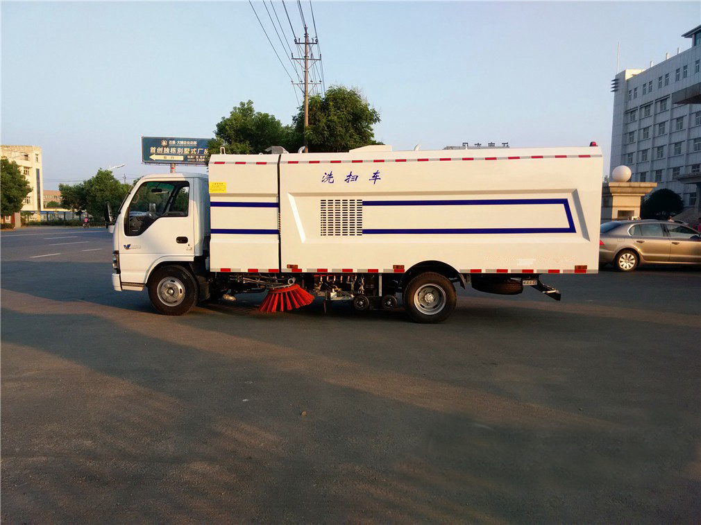 sweeper vacuum road truck 4