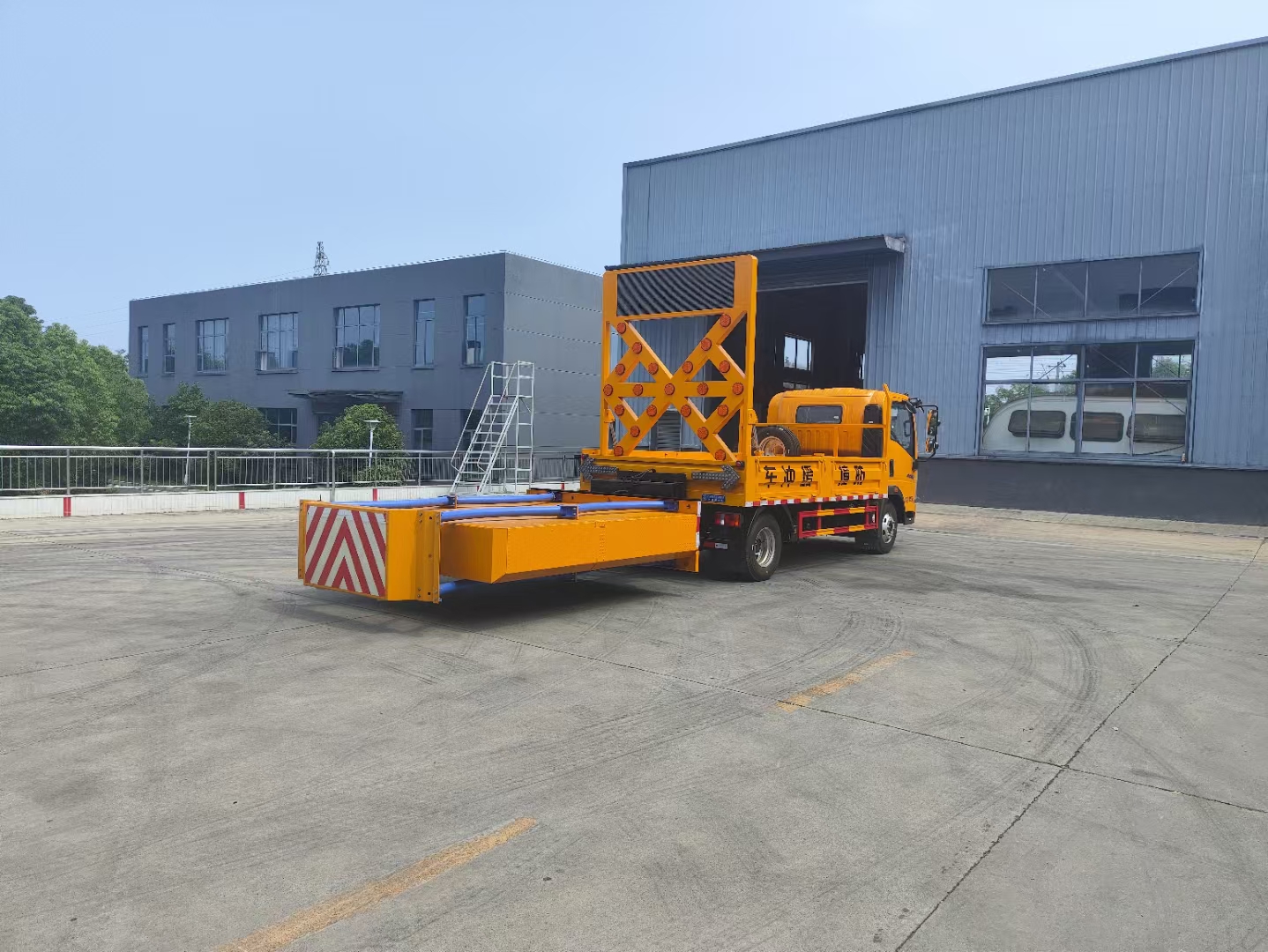 HOWO light duty Road accident Anti-Collision Buffer Truck