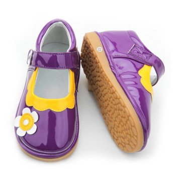 Цветочные фиолетовые скрипучие туфли