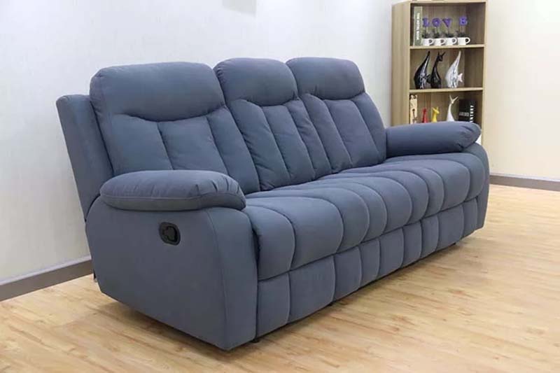 Sofá reclinable de tela con 3 plazas.