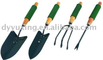 With foam suit handle garden tool set
