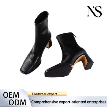 Botas pretas de couro envernizado com salto bloco e meia