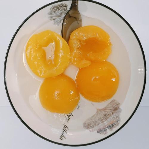 高品質の缶詰の黄色の桃
