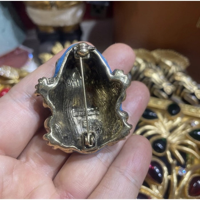 Um delicado broche de esmalte de meados do século