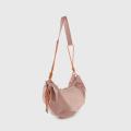 Sac à bandoulière hobo sport en nylon rose avec fermeture éclair