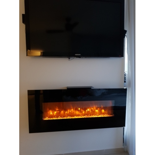 TV Seck avec une cheminée réglable à la flamme colorée suspendue