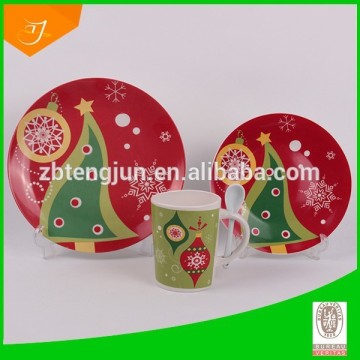 dinner set with Christmas tree
