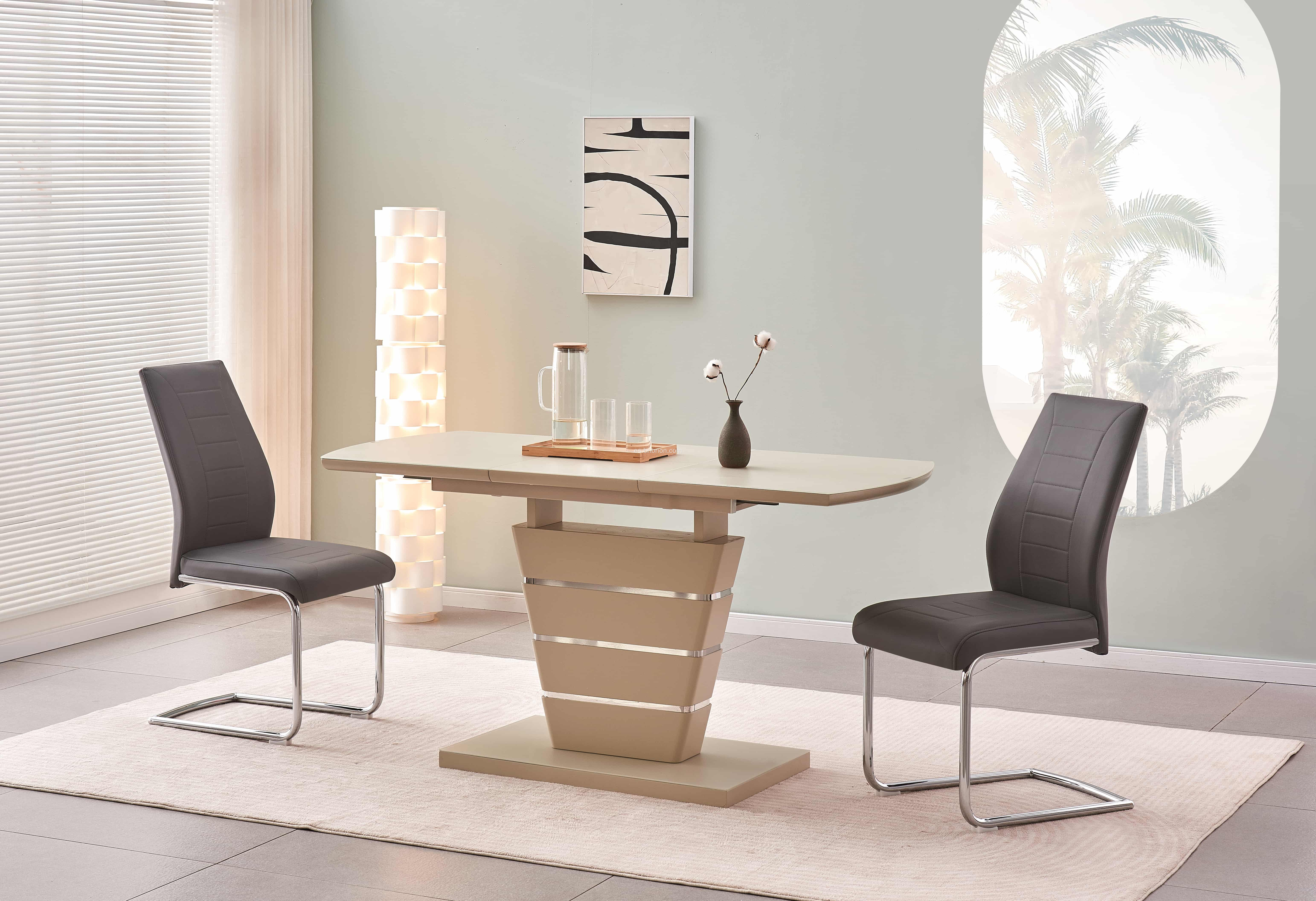 Decoración de comedor escandinavo brillante