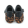 Mocassins com padrões de leopardo bebê de couro real