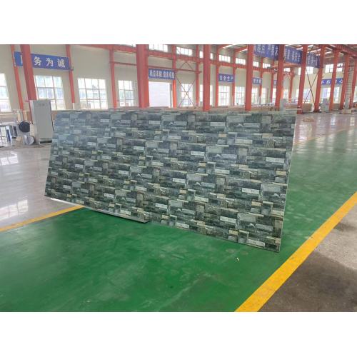 ダークグリーンとライトグリーンの不規則な石レンガ模様の金属彫刻ボード