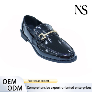 Elegantes mocasines negros de CIARRA para mujer