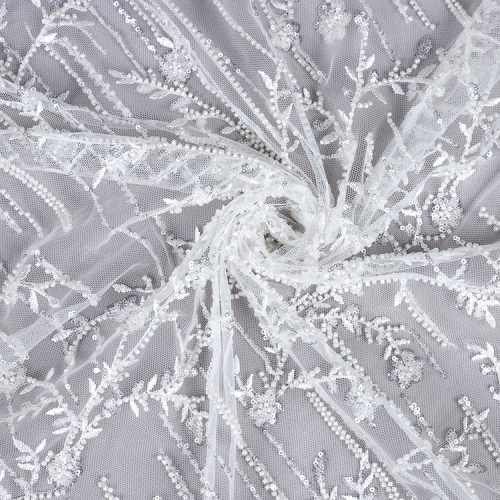 Tissu en dentelle brodée de perles et de paillettes de cristal