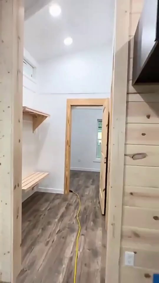 Eco-Style Mobile Cottage with Seamless Landscape Integration