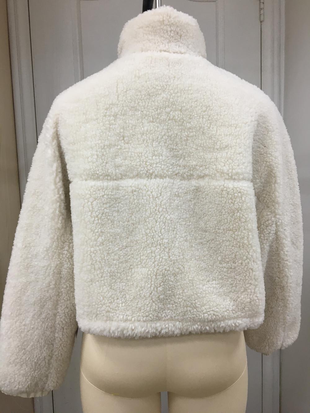 Giacca con zip in shearling bianco sporco