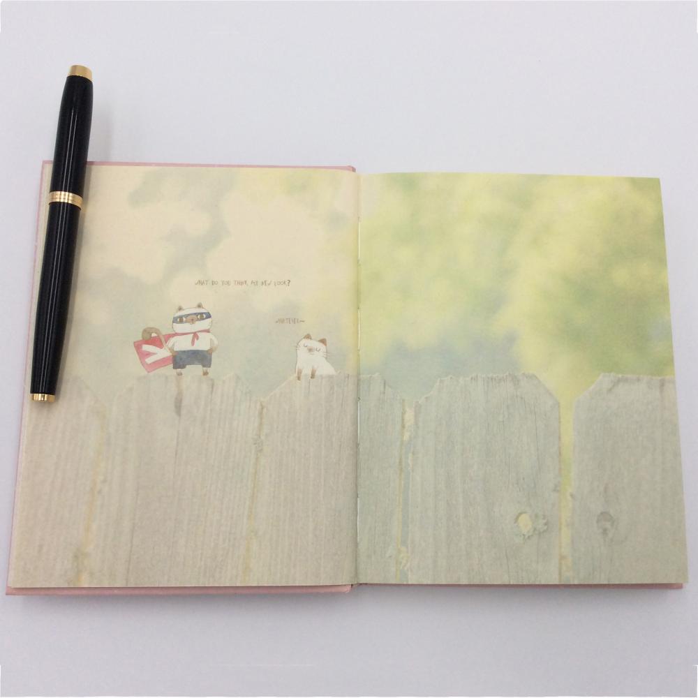 Cuaderno de dibujos animados de papel con páginas de colores