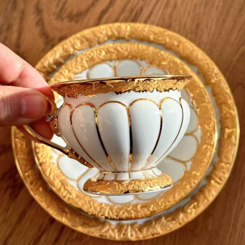 Luxury Gold-Trimmed Porcelain Set - Timeless Elegance