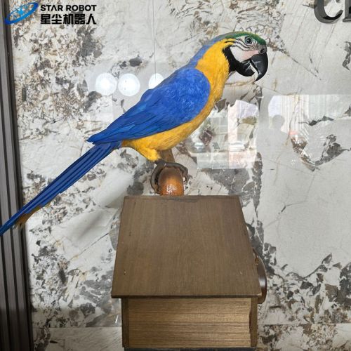 Burung beo animatronic berdiri di cabang untuk dijual