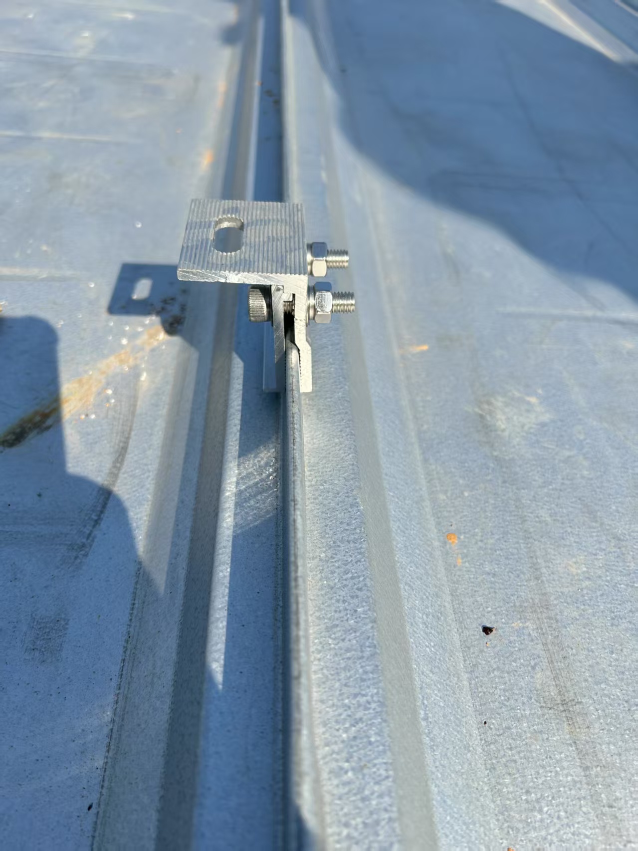 Aluminum extrusion rooftop clamps