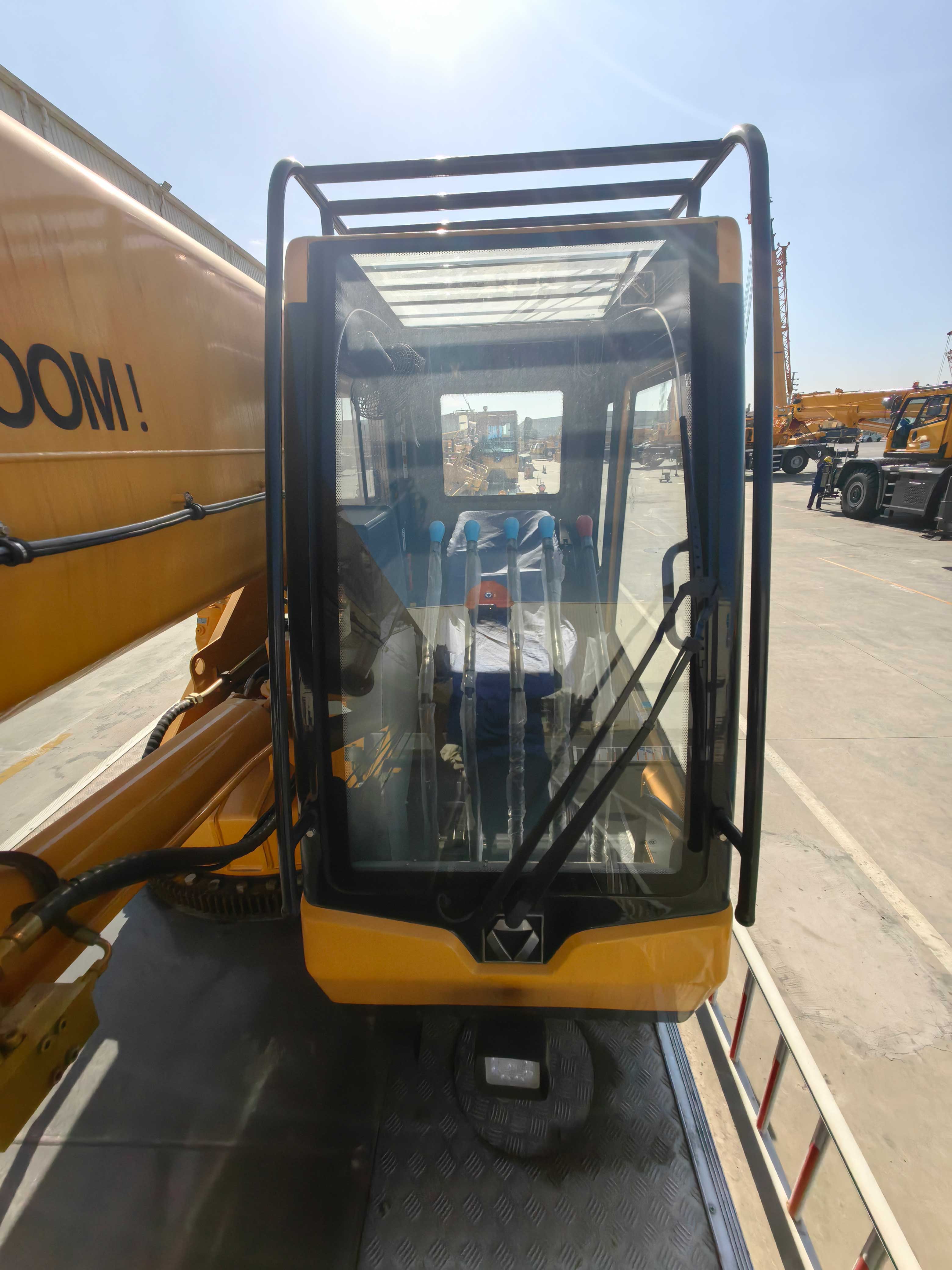 Detailed-shot-of-used-crane's-operator-cabin-XCT25 Detailed-shot-of-used-crane's-operator-cabin-XCT25