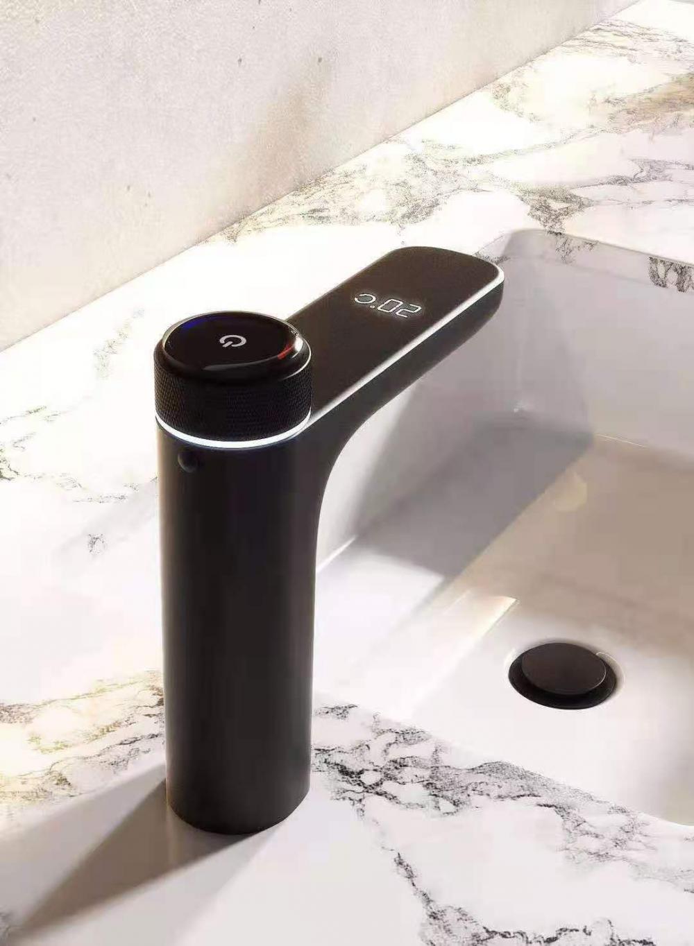 Nouveau design style intelligent sans batterie LED affichage de la température de la lumière en laiton mitigeur de lavabo