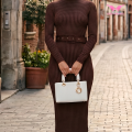 Langärmliges kariertes Slim-Fit-Midikleid