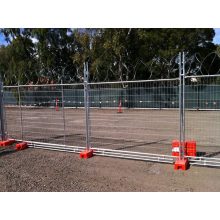 Painel de cercas temporárias para segurança de eventos