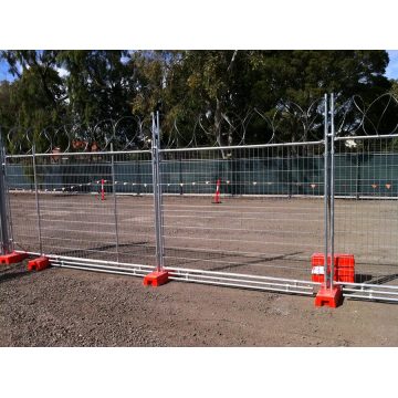 Painel de cercas temporárias para segurança de eventos