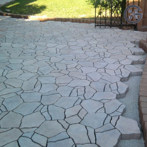 Серая тротуарная плитка с необычной формой камня для улицы