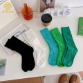 韓国の黒と白のソリッドカラーハイチューブスポーツソックス学生のための靴下