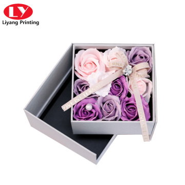 Exquisita caja de flores de rosas dobles de dos pisos