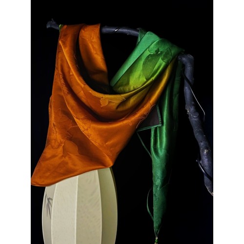 bufanda verde y naranja