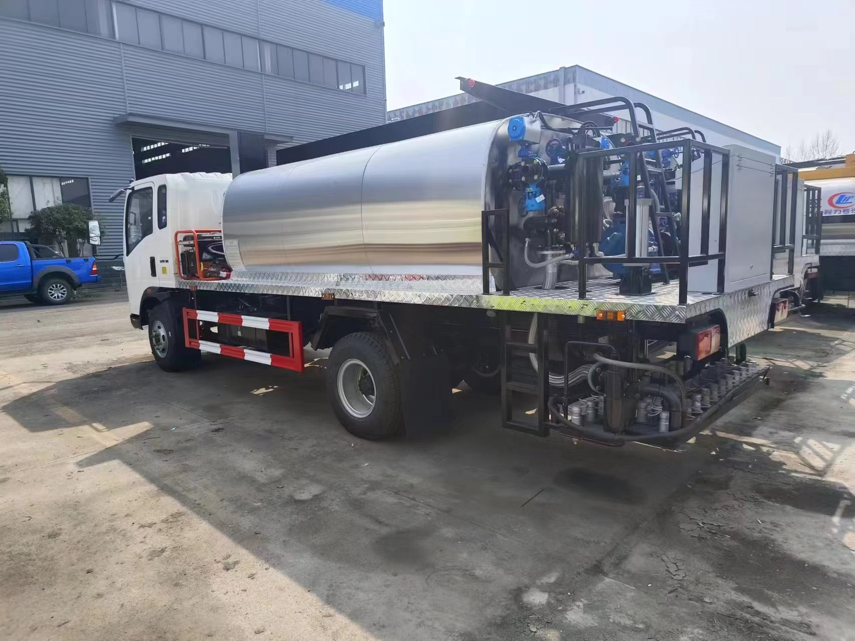 HOWO light duty road construction Asphalt Distributor Truck