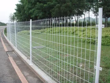 Bilateral wire fence