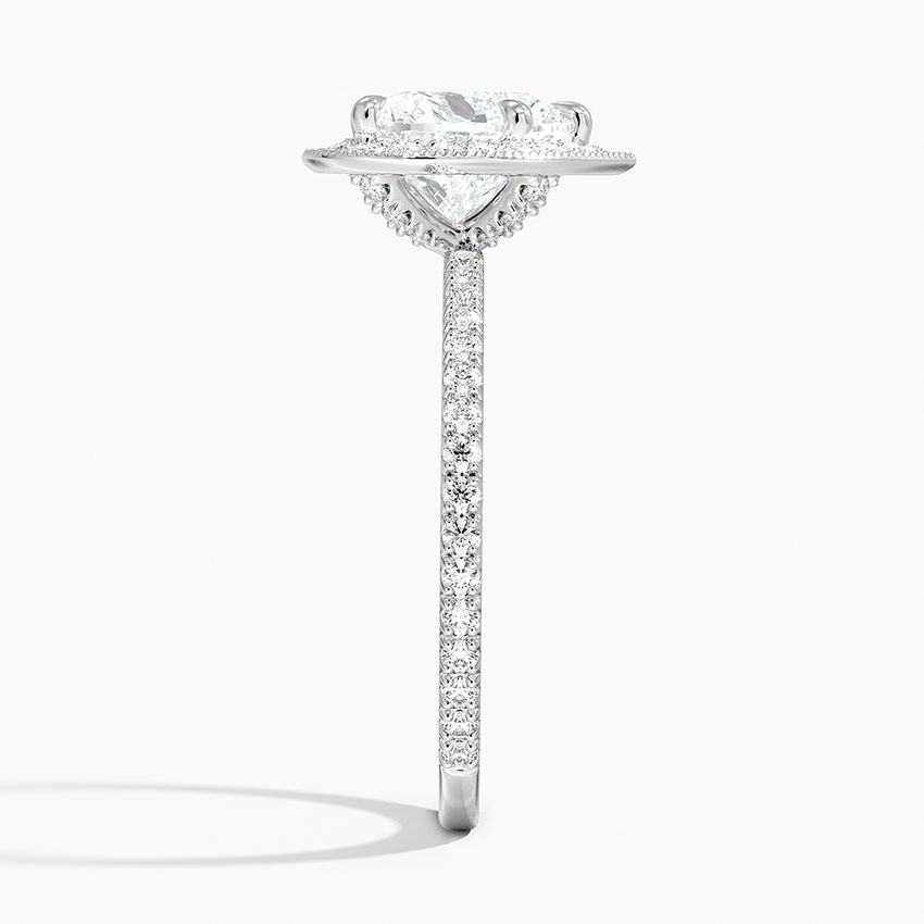 Angled View ng Pave Diamond Band sa Heart Shaped Halo Ring