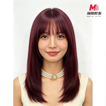 Elegante peruca vermelho-violeta com franja natural